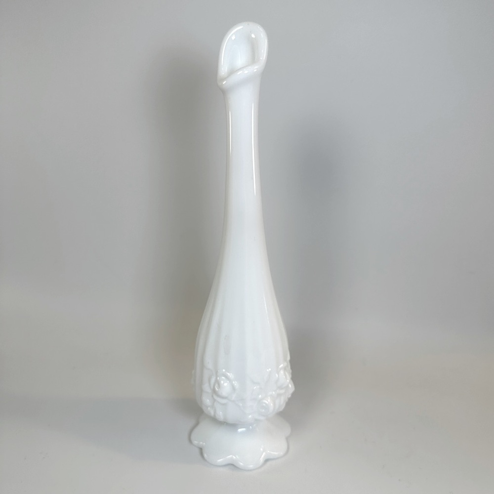 VTG‎ Fenton White Milk Glass Swung Bud Vase Rose Flowers Floral Roses Opaque